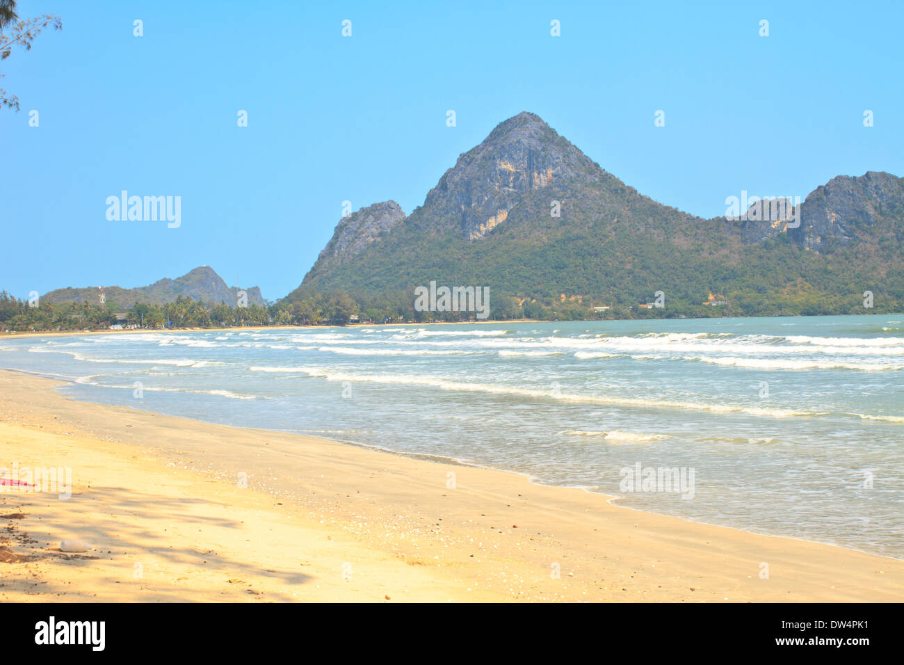 Ebbe in der schönen Bucht von Manao Ao Manao in Prachuap Khiri Khan, Süd-Thailand Stockfoto