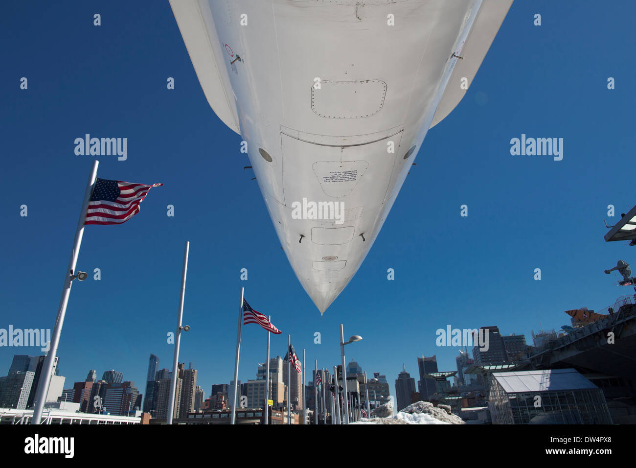 Concord-Tourismus-Attraktion in New York Intrepid Sea, Air & Space Museum mit Manhattans skyline Stockfoto