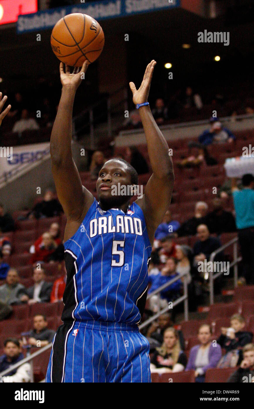 26. Februar 2014: Orlando Magic shooting Guard Victor Oladipo (5) schießt den Ball während des NBA-Spiels zwischen den Orlando Magic und die Philadelphia 76ers im Wells Fargo Center in Philadelphia, Pennsylvania. Die Magic gewonnen 101-90. Christopher Szagola/Cal-Sport-Medien Stockfoto