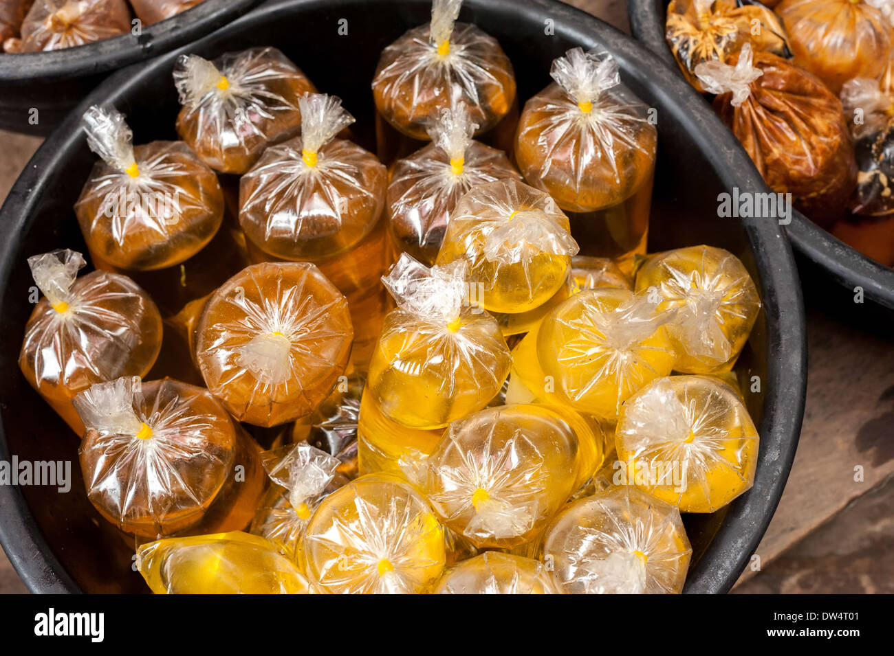 Traditionelles Essen im asiatischen Markt zu verkaufen. Verpackten Portionen Gemüse-Fleisch-Suppe und würzige Brühe Stockfoto