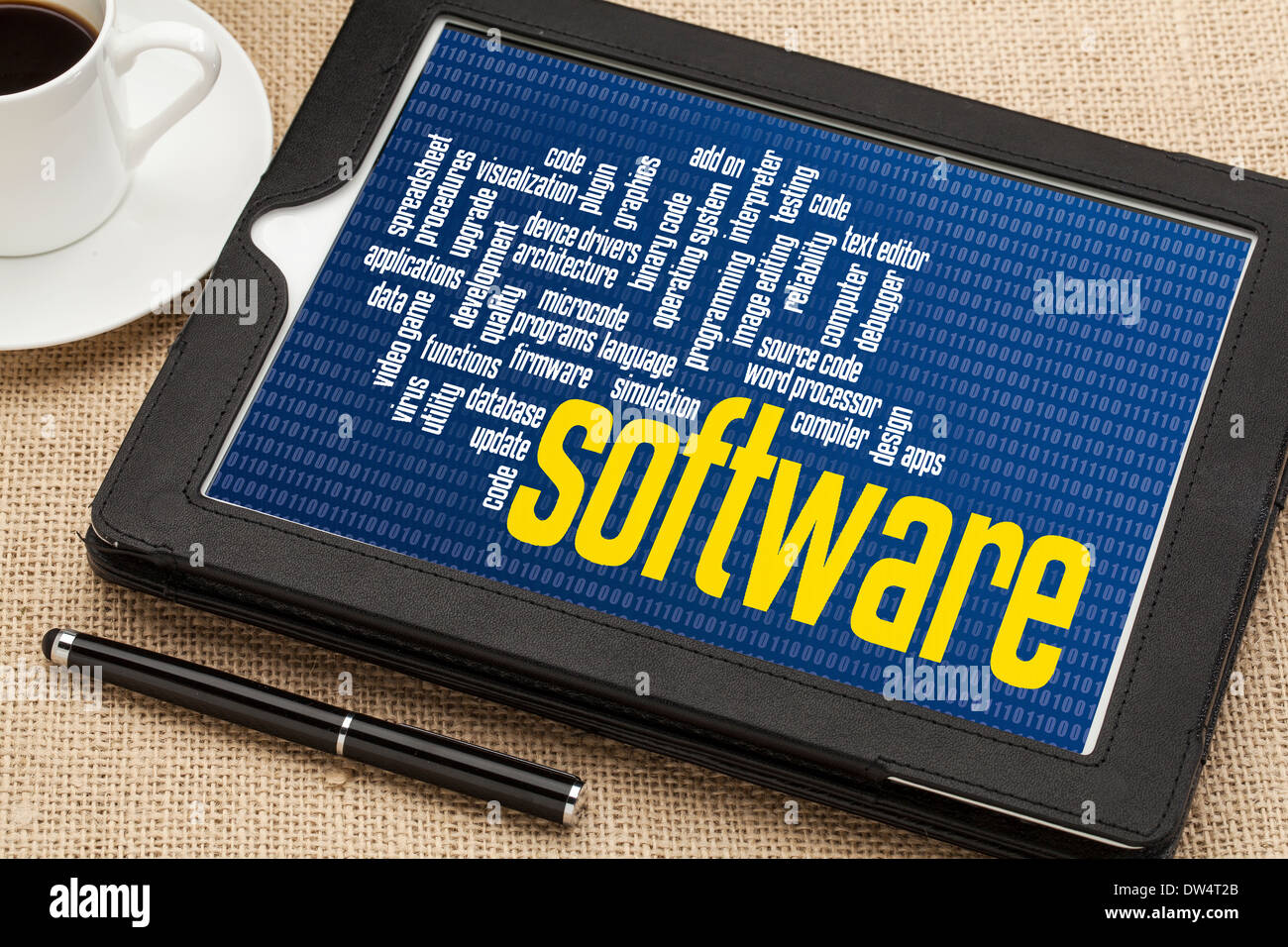 Computer Software Wortwolke auf Null eine binäre Hintergrund - digital-Tablette mit einer Tasse Kaffee Stockfoto