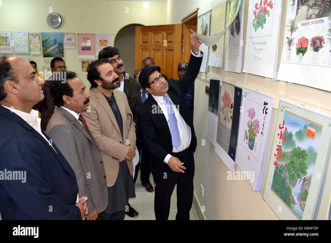 Besucher, die großes Interesse an Kalender-Ausstellung organisiert von japanischen Konsulat in japanische Kulturzentrum in Quetta am Donnerstag, 27. Februar 2014. Stockfoto