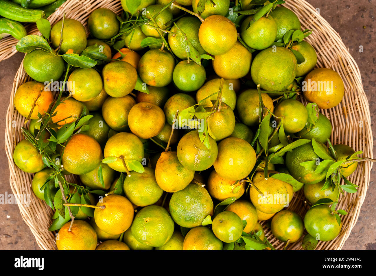 Frische Bio orange Früchte im Weidenkorb am asiatischen Markt Stockfoto