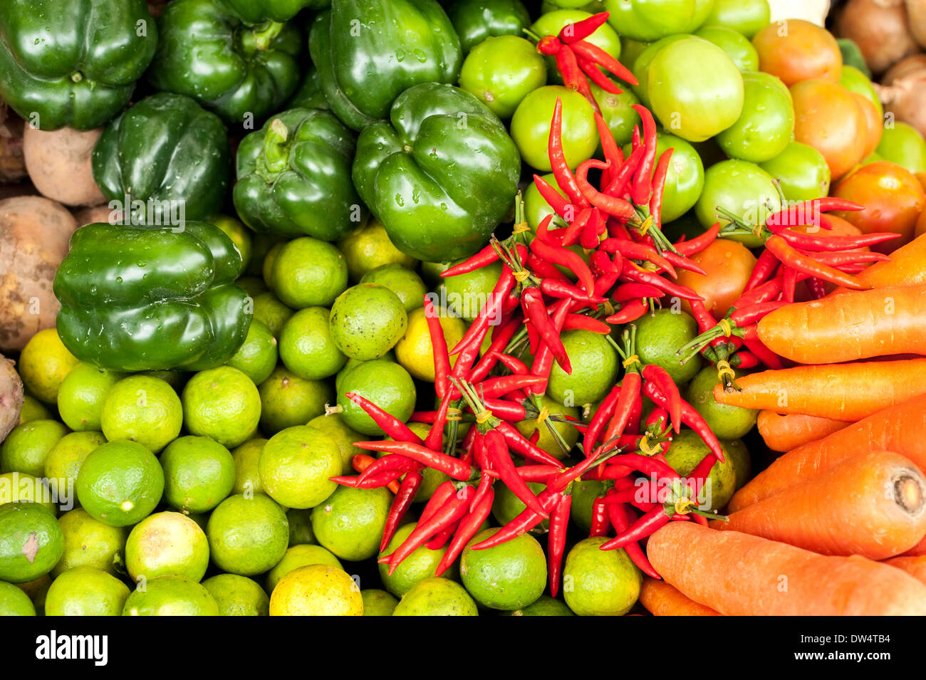 Frisches Bio-Gemüse im asiatischen Markt Stockfoto