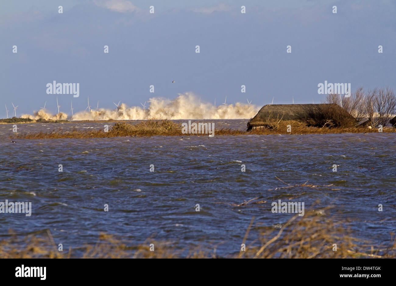 Überschwemmungen 6 12 2013 aufgrund Brandung, Schindel Wellen gegen Reste des Küstenschutzes mit teilweise untergetauchten ausblenden, Cl Stockfoto