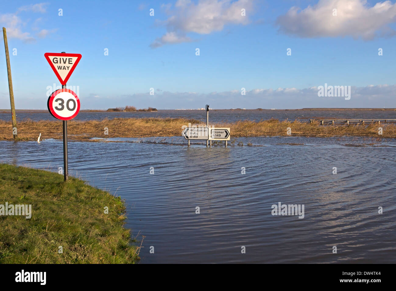 Überschwemmungen 6 12 2013 aufgrund Flutwelle anzeigen überflutet Küstenstraße, A 149, Cley als nächstes am Meer, Norfolk UK Stockfoto