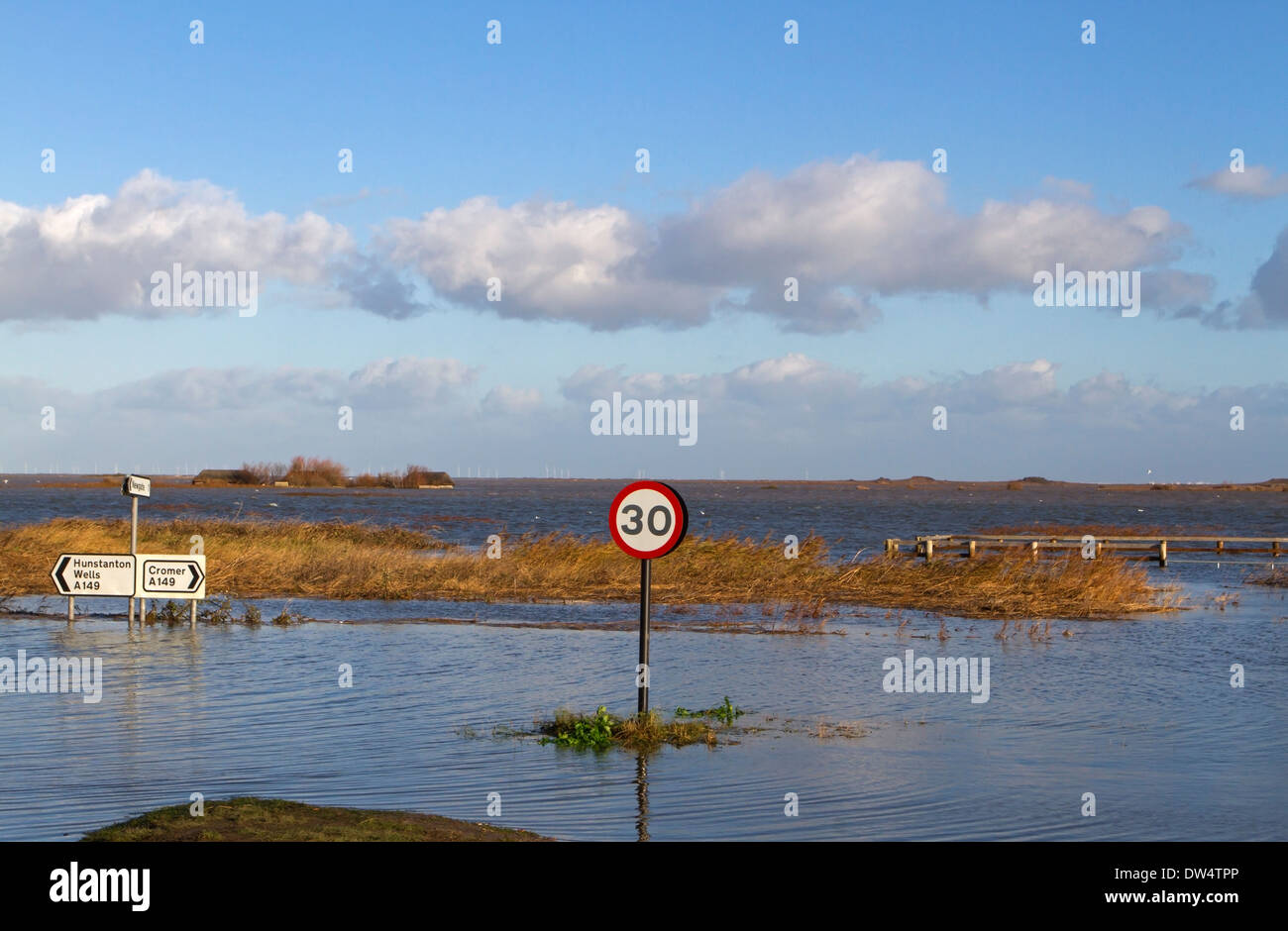 Überschwemmungen 6 12 2013 aufgrund Flutwelle anzeigen überflutet Küstenstraße, A 149, Cley als nächstes am Meer, Norfolk UK Stockfoto