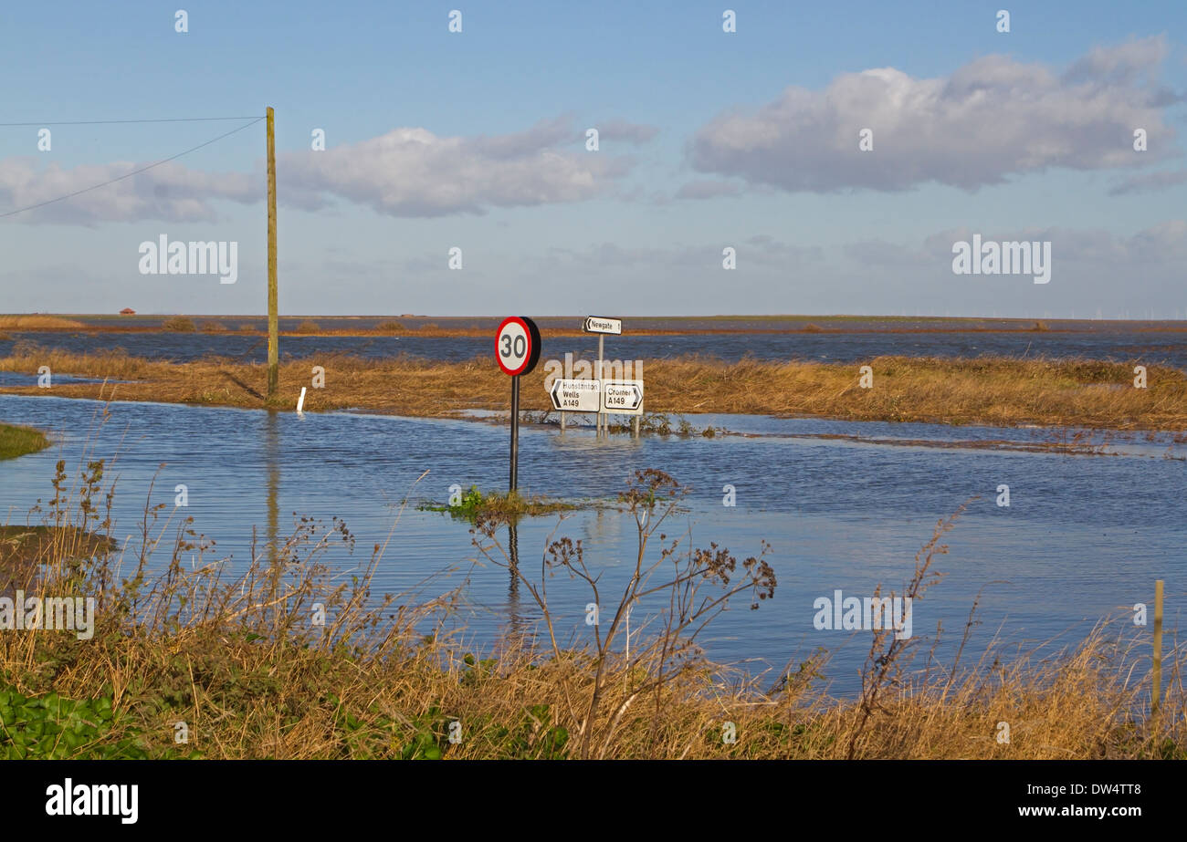Überschwemmungen 6 12 2013 aufgrund Flutwelle anzeigen überflutet Küstenstraße, A 149, Cley als nächstes am Meer, Norfolk UK Stockfoto