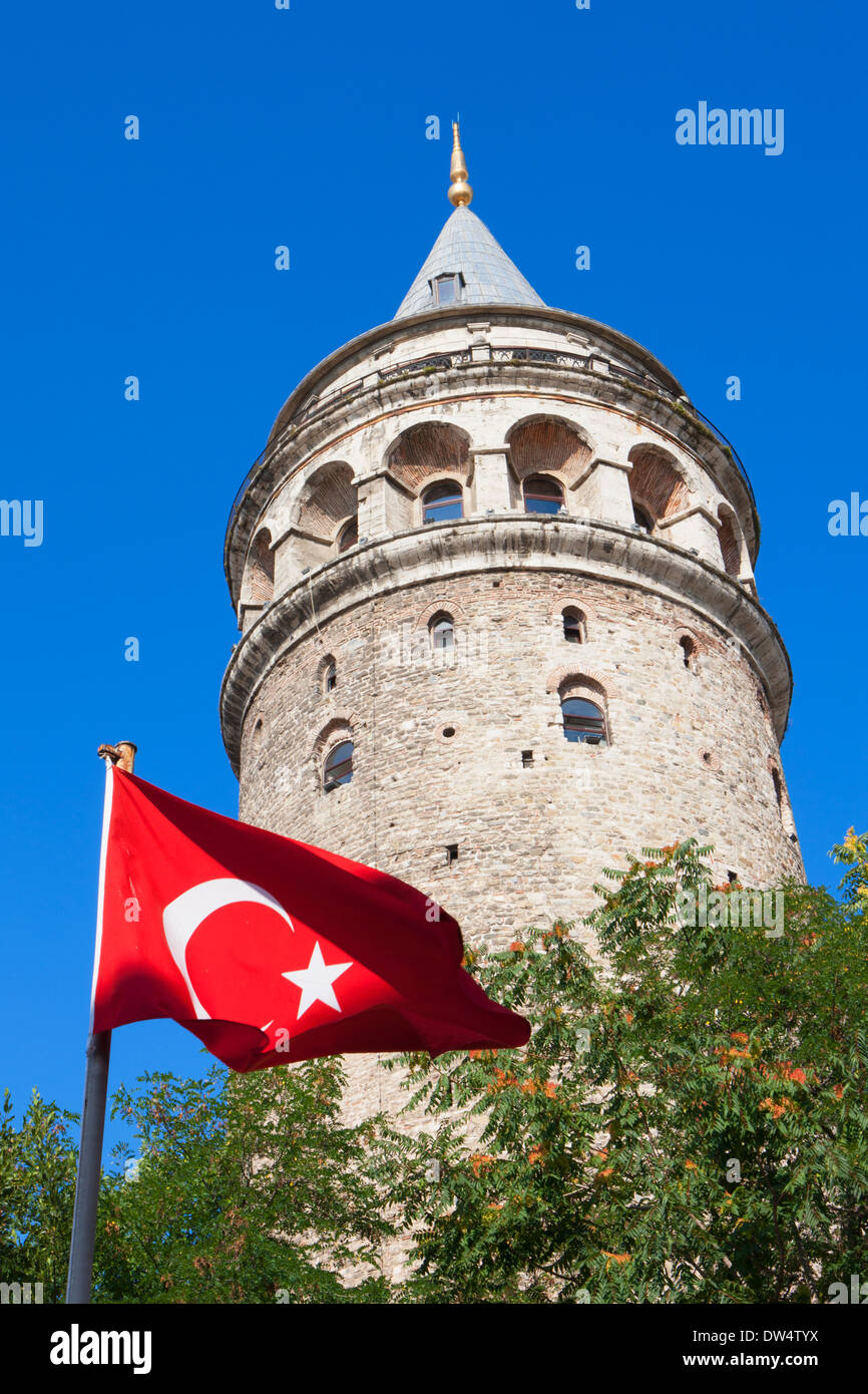 Türkische Flagge vor Galata Turm, Istanbul, Türkei Stockfoto