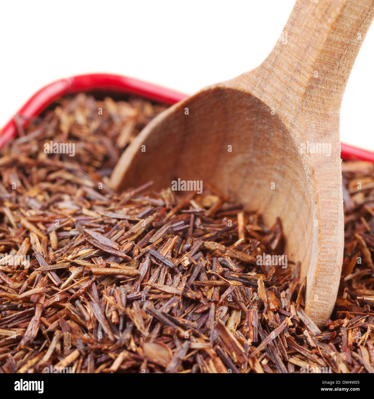 Rooibos in Tee Tin Box und Holzlöffel Nahaufnahme Stockfoto