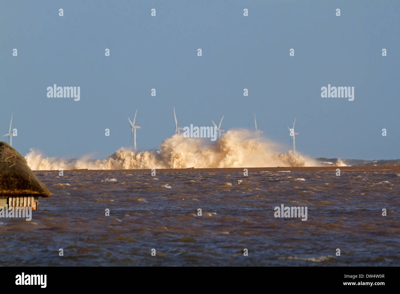 Überschwemmungen 6 12 2013 aufgrund Brandung, Schindel Wellen gegen Reste des Küstenschutzes mit teilweise untergetauchten ausblenden, Cl Stockfoto