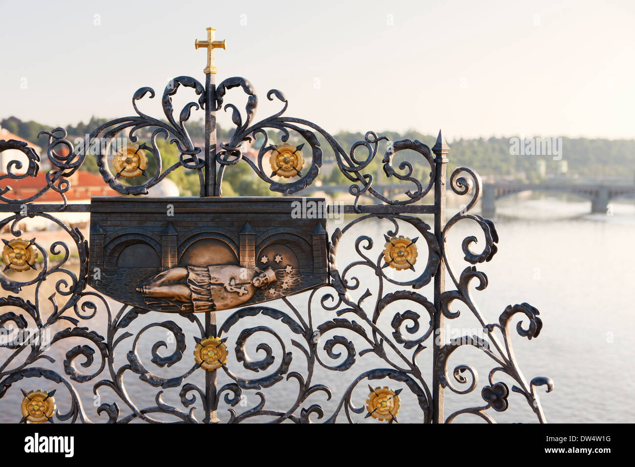 Detail der Metallrelief vermutlich froh sein, wenn Sie berührt werden; Karlsbrücke, Prag, Tschechische Republik Stockfoto