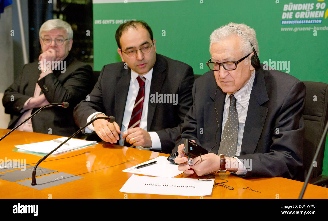 Berlin, Deutschland. 27. Februar 2014. Der ehemalige Bundesaußenminister Joschka Fischer (L, die grünen/Bündnis 90), Lakhdar Brahimi (R), der spezielle Abgesandte von Syrien und der arabischen Liga und das Mitglied des Deutschen Bundestages Imod Nouripour (C, der grünen/Bündnis 90) beteiligen sich an einer Diskussion über den Syrien-Konflikt in Berlin, Deutschland, 27. Februar 2014. Foto: Tim Brakemeier/Dpa/Alamy Live News Stockfoto