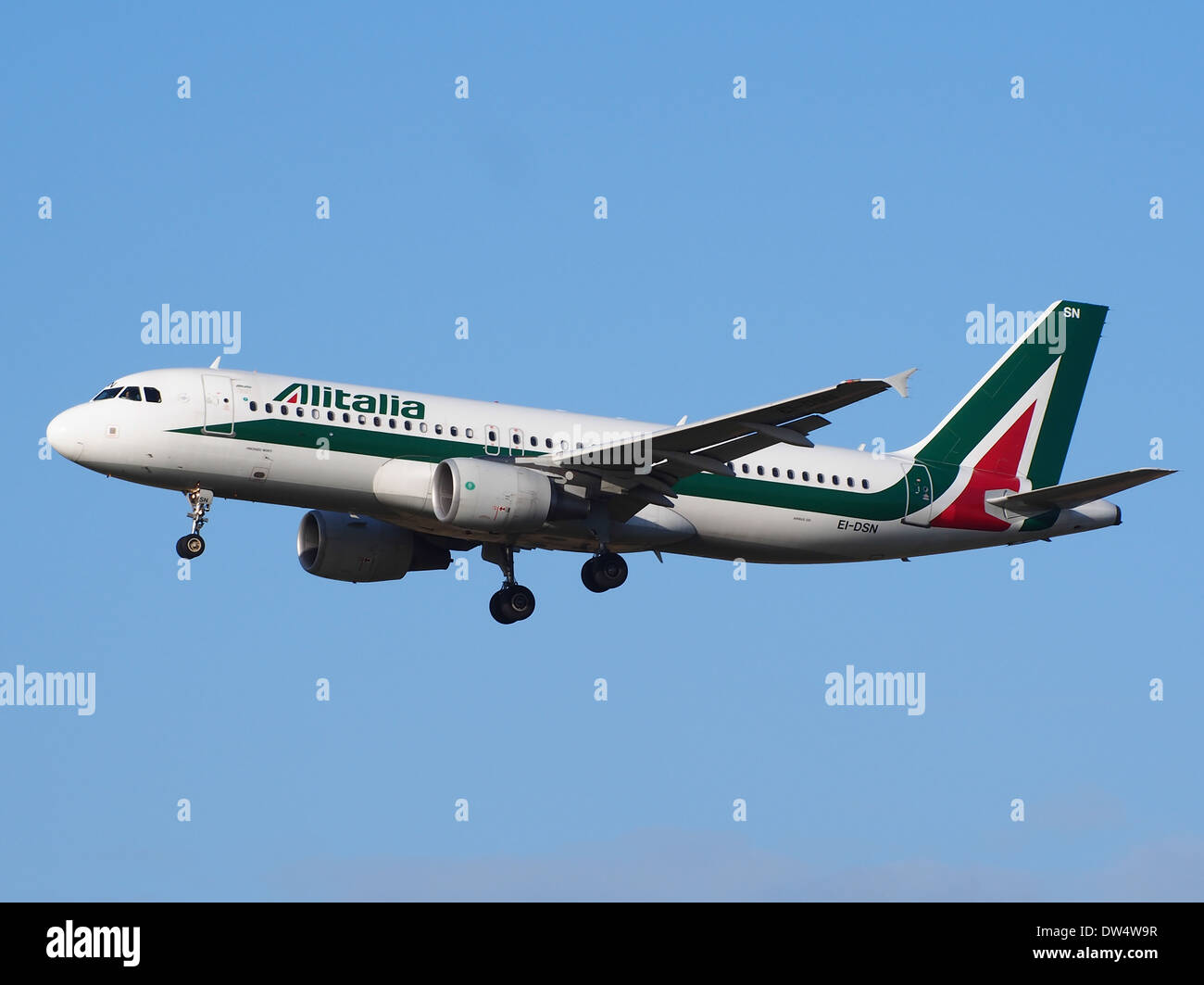EI-DSN ist ein Alitalia Airbus A320-216, das bei seiner Landung auf dem Flughafen Schiphol im Februar 2014 eingefangen wurde. Dieses Flugzeug ist Teil der Flotte von Alitalia, die internationale Flugrouten bedient. Stockfoto