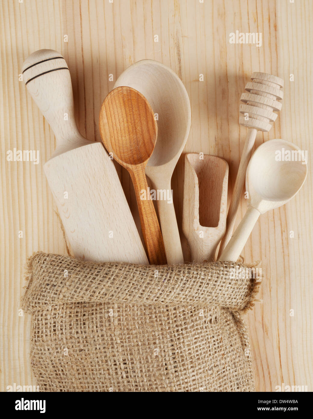 Holzküche Besteck: Löffel, rolling Pin, Schaufel und Honig Wasseramsel im sack Stockfoto