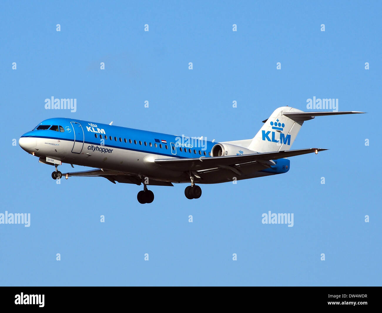 Die PH-KZD Fokker F70, betrieben von KLM Cityhopper, ist ein Regionaljet, der für kürzere Inlandsflüge eingesetzt wird. Bekannt für seine Zuverlässigkeit und Effizienz, ist es Teil der regionalen Flotte von KLM in Europa. Stockfoto