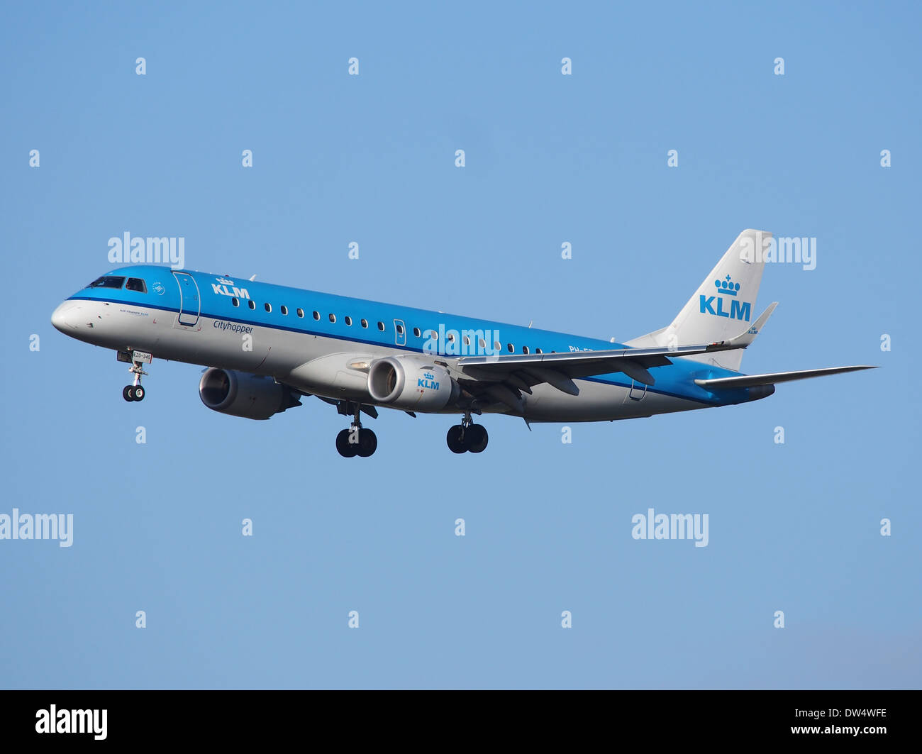 PH-EZO, ein Embraer ERJ-190STD von KLM Cityhopper, landet am Flughafen Schiphol in Amsterdam. Der ERJ-190 ist ein Regionaljet, der für seine Kraftstoffeffizienz und seinen Komfort auf Kurzstreckenflügen bekannt ist. Stockfoto
