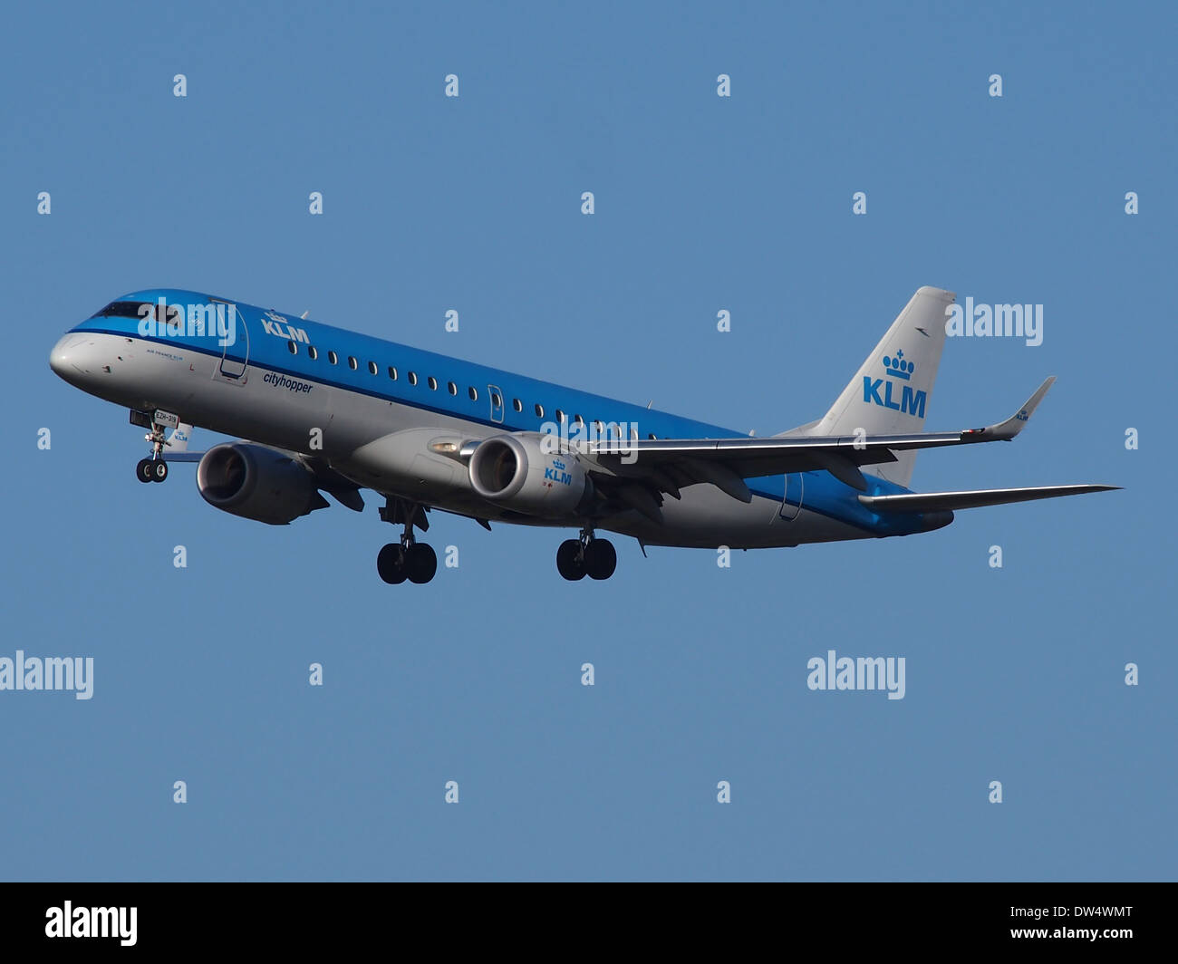 Die Embraer ERJ-190STD, Hecknummer PH-EZH, betrieben von KLM Cityhopper, landet am 2. Februar 2014 auf dem Flughafen Schiphol. Dieser Regionaljet ist wegen seiner Kraftstoffeffizienz und seiner Eignung für europäische Strecken beliebt. Stockfoto