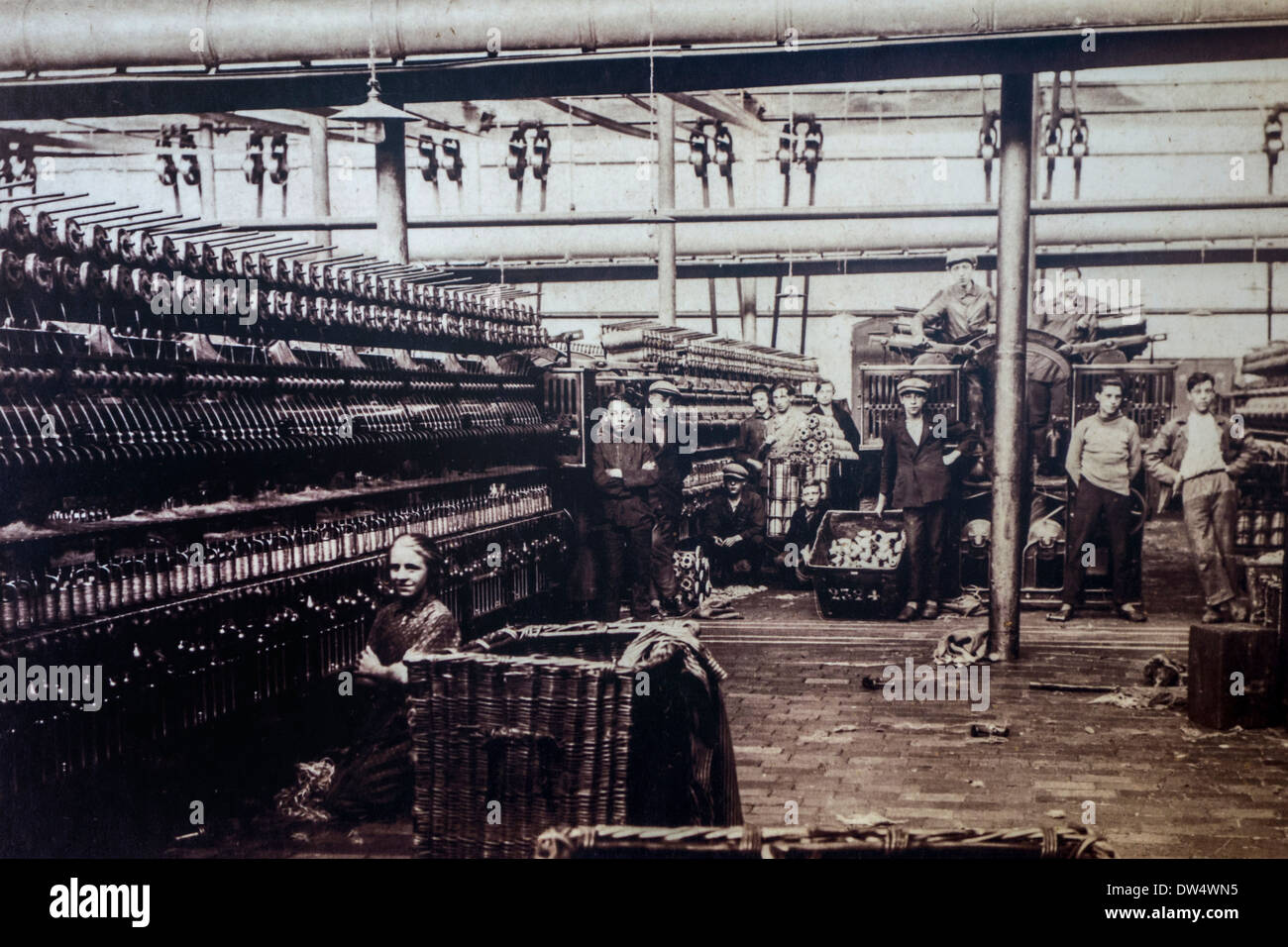 Alten Anfang des zwanzigsten Jahrhunderts Archivierung Bild der Kinderarbeiter arbeiten in der Textilindustrie in der Spinnerei Stockfoto