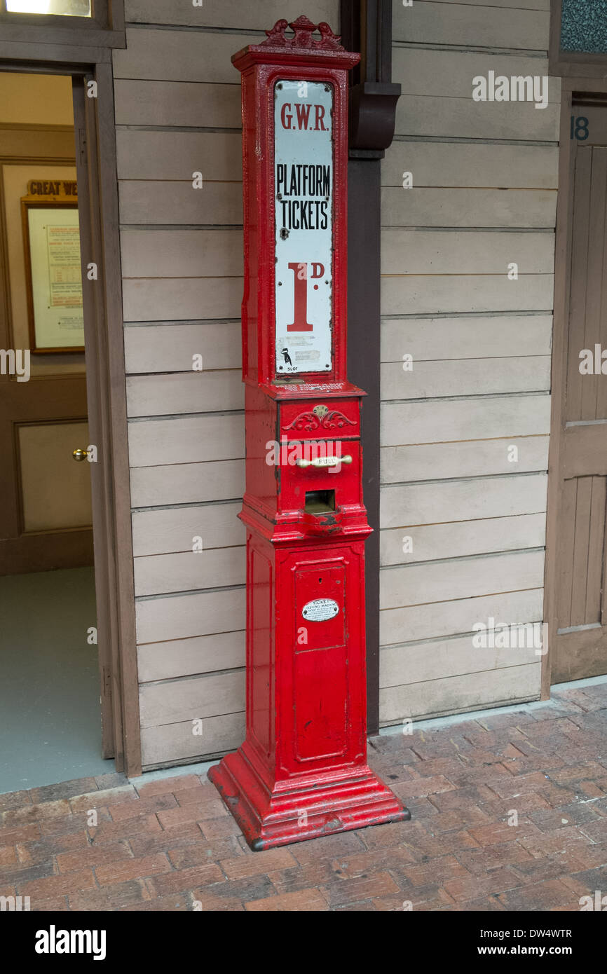 Eine rote GWR 1D Bahnhof Plattform Fahrkartenautomat aufweisen. Auf dem Display an der Steam Museum, Swindon, Wiltshire, UK Stockfoto