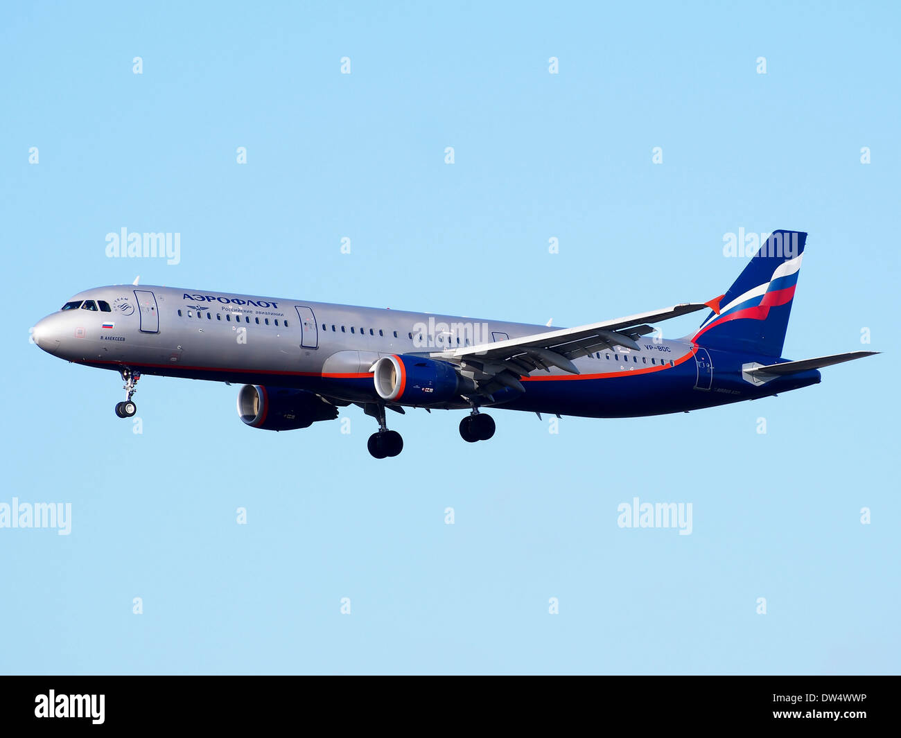 Der Aeroflot Airbus A321-211, registriert als VP-BDC, landet am 2. Februar 2014 auf dem Flughafen Schiphol. Dieses schmale Linienflugzeug ist ein wichtiger Bestandteil der Flotte von Aeroflot und wird sowohl für Inlandsflüge als auch für internationale Flüge eingesetzt. Stockfoto