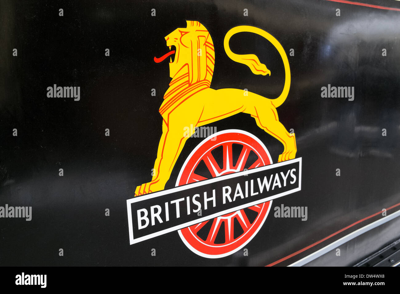 Die frühen British Rail, Löwe über Rad-CI-Logo vor schwarzem Hintergrund auf der Seite des rollenden Materials angezeigt. Stockfoto
