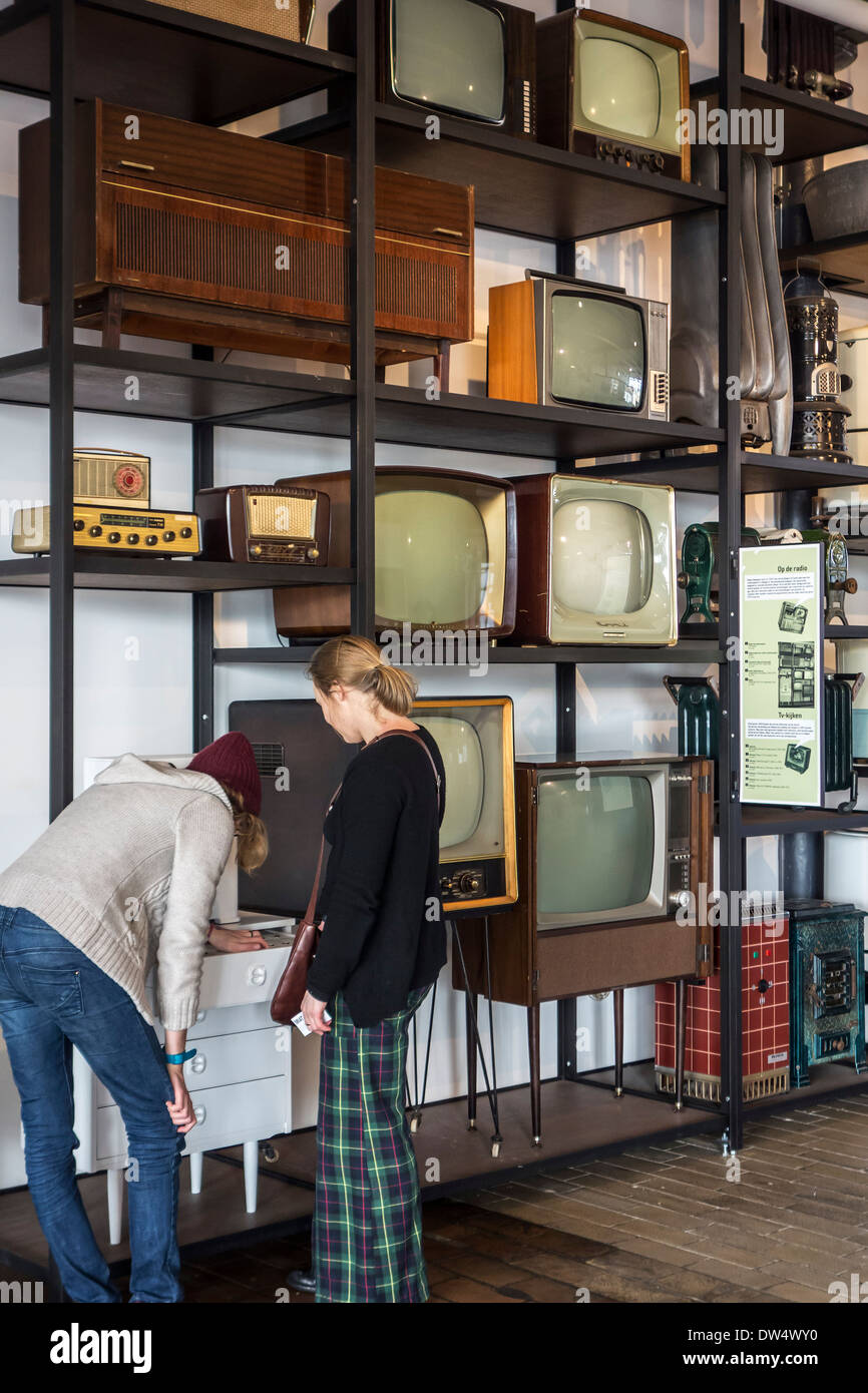 Vintage Haushaltsgeräte wie Radios, Fernseher und Heizungen aus den fünfziger- und Sechzigerjahren bei MIAT, Industriemuseum, Gent, Belgien Stockfoto