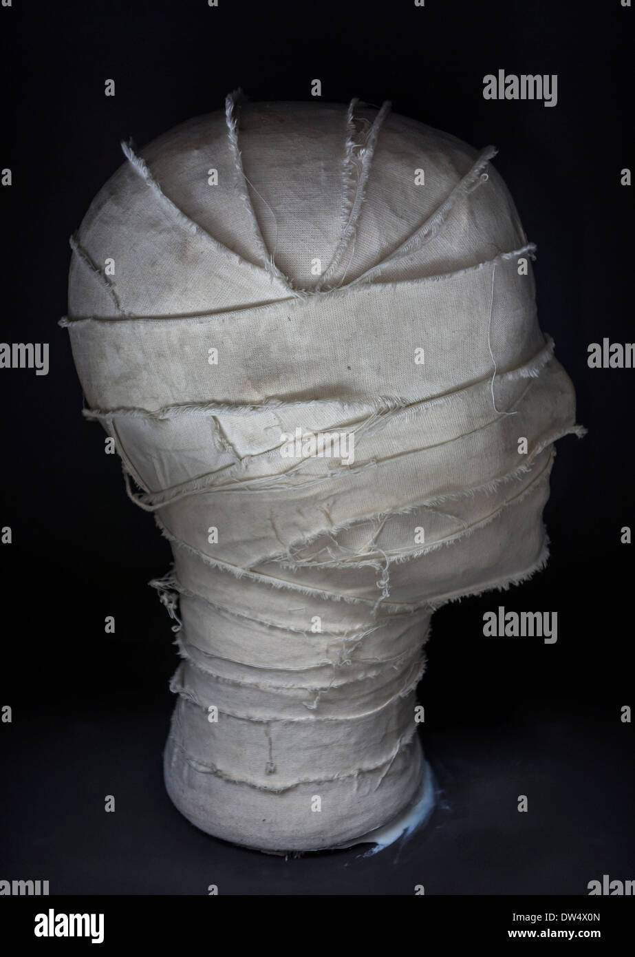 Nahaufnahme der mumifizierte Kopf gewickelt in Bandagen auf dem display Stockfoto
