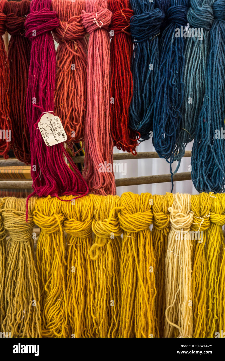 Bunt gefärbte Stränge Wolle für Kleidung in Spinnerei Weberei Stockfoto