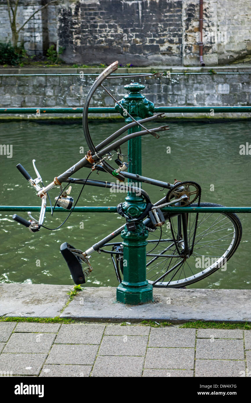 -Schaden Fahrrad von frustrierten Youngster in der Stadt zerstört Stockfoto