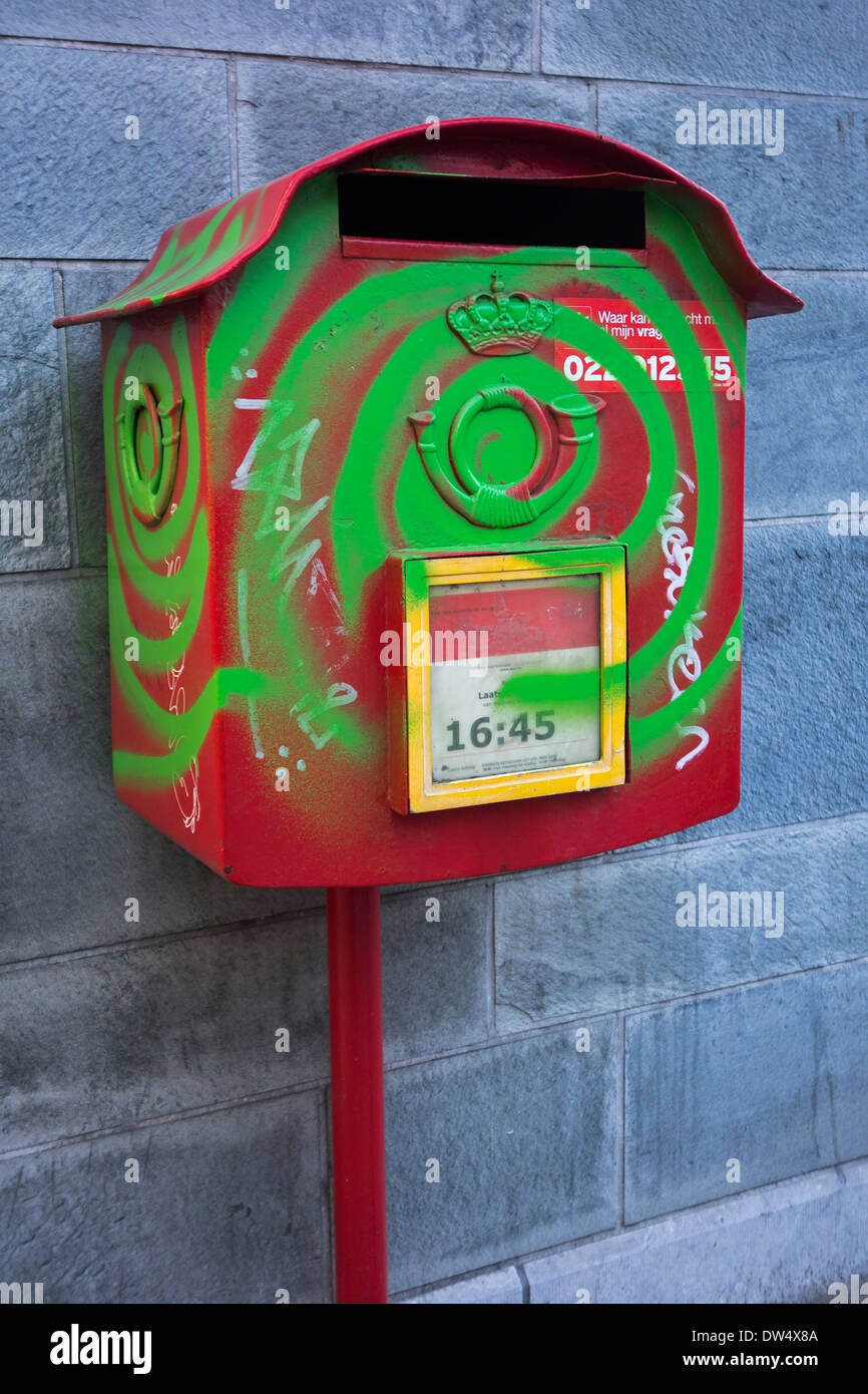 -Schaden Briefkasten / Postfach ruiniert durch Graffiti Malen nach gelangweilt Youngster in Stadt Stockfoto