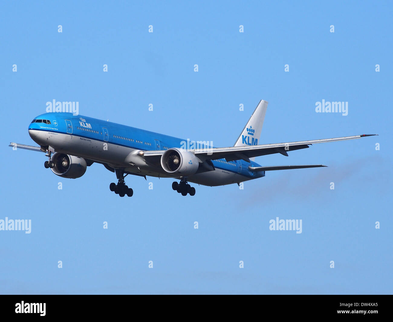 KLM PH-BVA ist eine Boeing 777-200ER, die zur Flotte der KLM Royal Dutch Airlines gehört. Das Flugzeug mit der Registrierung MSN 35671 landet am 2. Februar 2014 auf dem Flughafen Schiphol. Dieses Langstreckenflugzeug ist bekannt für seine Effizienz und seinen Passagierkomfort auf internationalen Strecken. Stockfoto