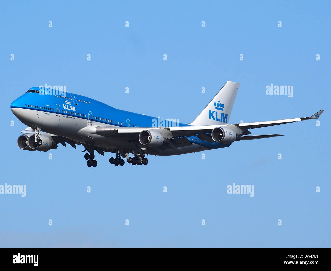 PH-BFF ist eine Boeing 747-406(M), die von KLM Royal Dutch Airlines betrieben wird. Die Serie 747-400 ist einer der kultigsten Großraumjets, bekannt für seine große Kapazität und seine Langstreckenfähigkeit. Dieses Flugzeug wurde am 2. Februar 2014 während eines kommerziellen Routineflugs auf dem Flughafen Schiphol in Amsterdam fotografiert. Stockfoto