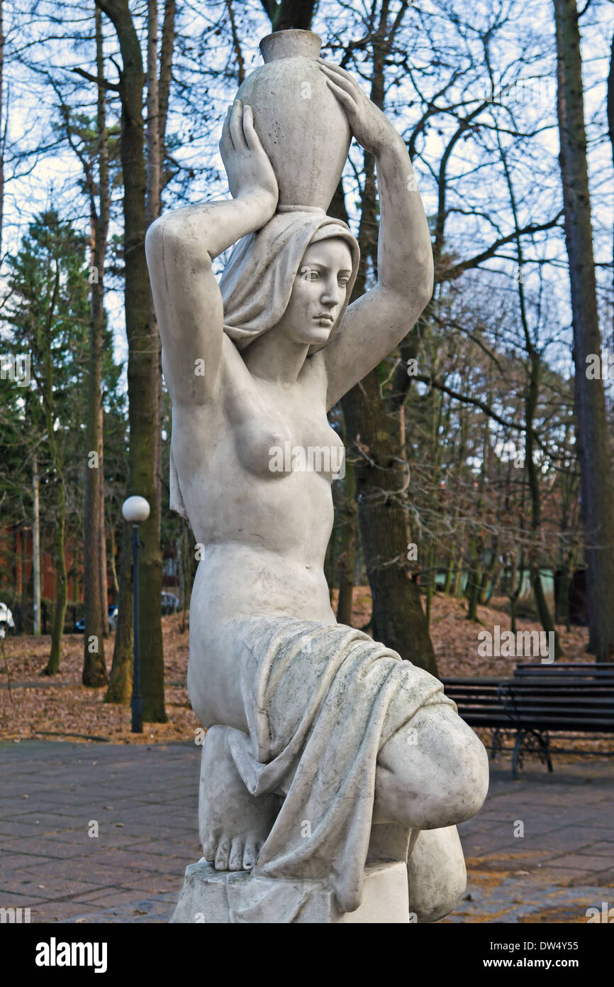 Skulptur mit Wasser. Swetlogorsk (bis 1946 Raushen), Oblast Kaliningrad, Russland Stockfoto