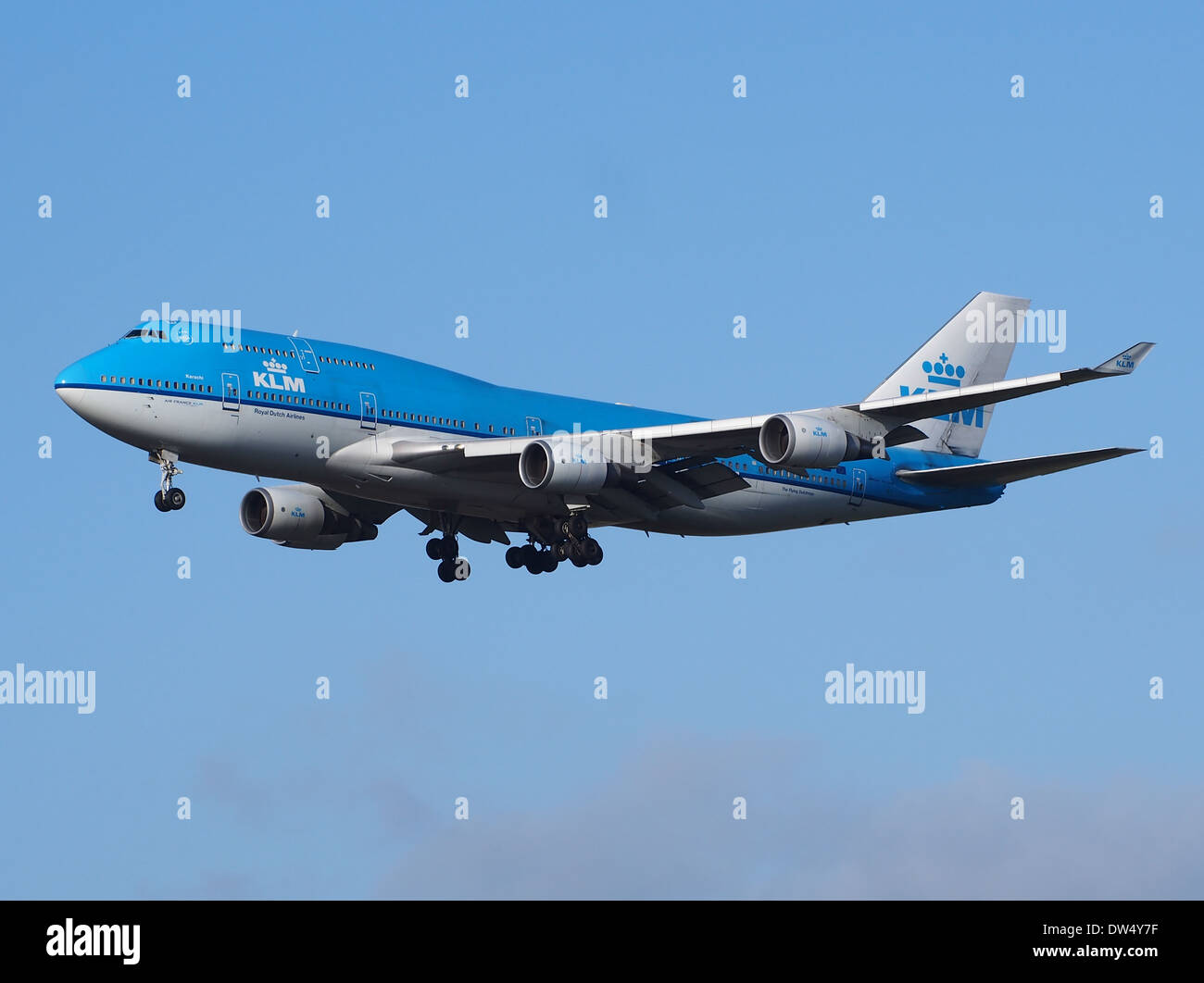 Die KLM Boeing 747-406(M), Kennzeichen PH-BFK, landet am Flughafen Schiphol in Amsterdam. Dieses legendäre viermotorige Flugzeug ist Teil der Langstreckenflotte von KLM, die für Interkontinentalflüge entwickelt wurde. Stockfoto