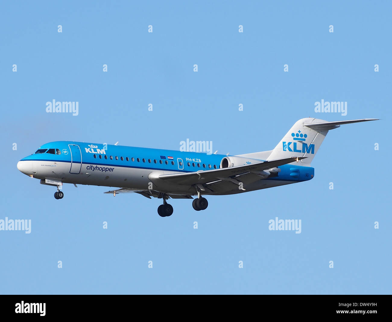PH-KZB ist ein KLM Cityhopper Fokker F70, das am 2. Februar 2014 auf dem Flughafen Schiphol in Amsterdam landet. Dieses Regionalflugzeug ist Teil der Flotte von KLM Cityhopper, die sich auf Kurzstreckenflüge innerhalb Europas spezialisiert hat. Stockfoto