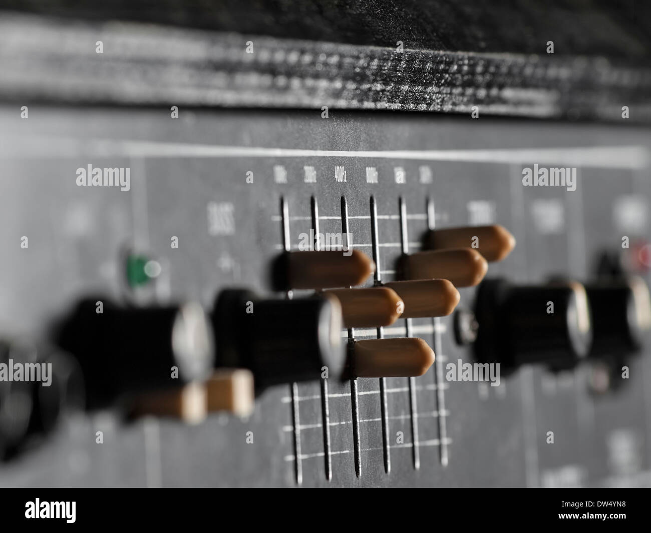 E-Bass Verstärker Closeup, Schwerpunkt Equalizer für Musik, Unterhaltung Stockfoto