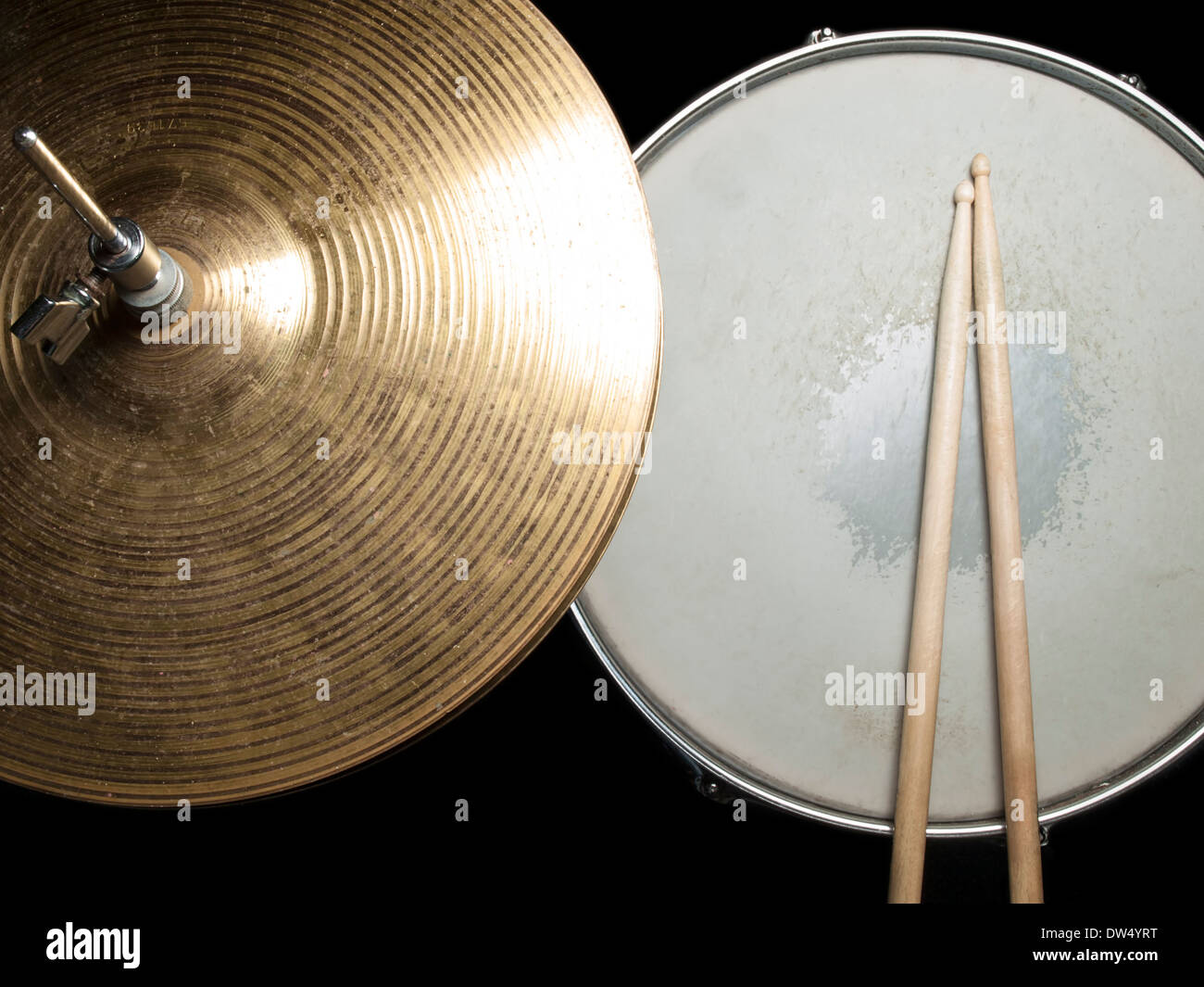 Abgenutzte Drumsticks auf der Snare-Drum und Hihat, für Musik, Unterhaltung Themen Stockfoto