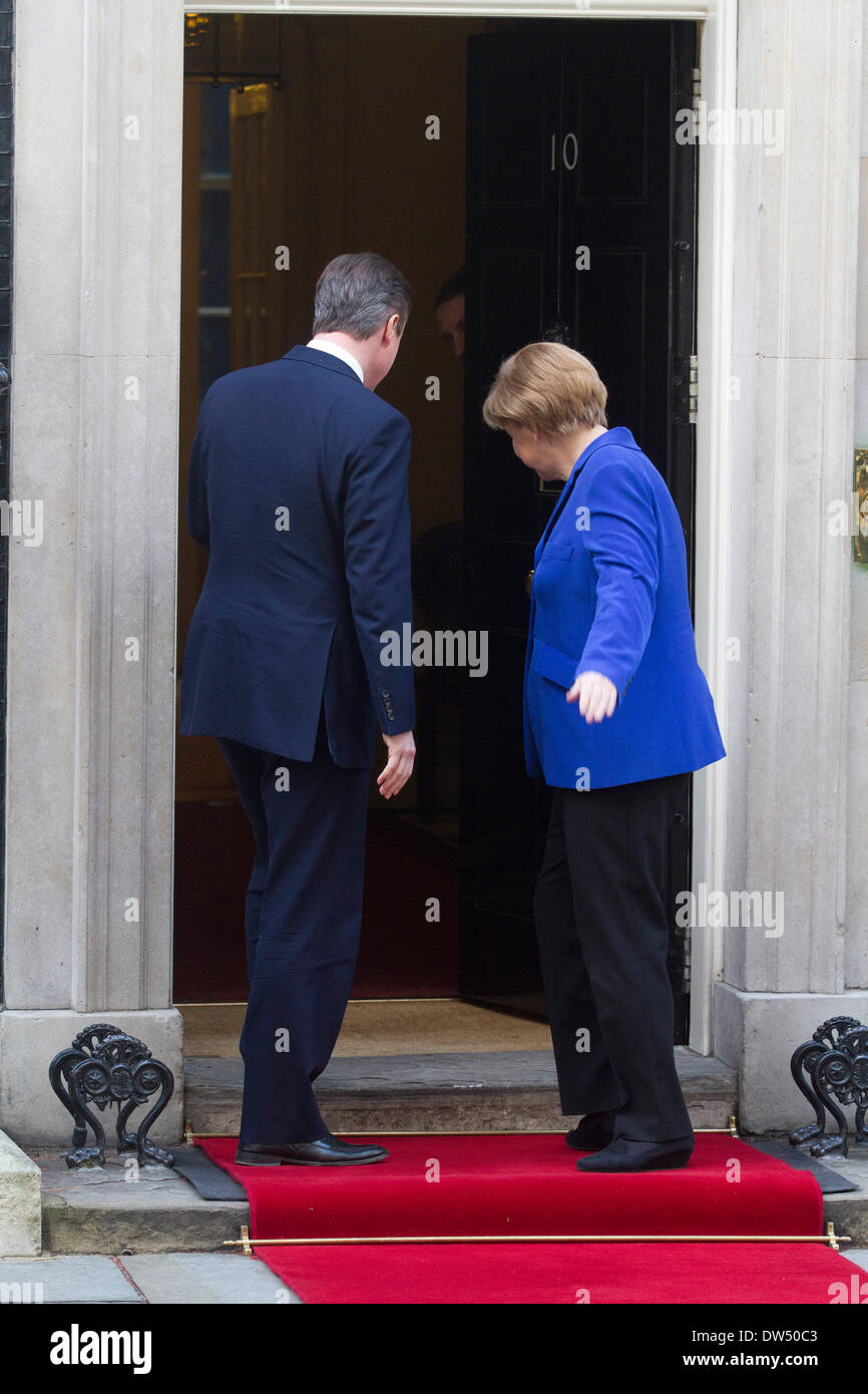 Westminster London, UK. 27. Februar 2014.  Bundeskanzlerin Angela Merkel wird begrüßt von der britische Premierminister David Cameron in 10 Downing Street. Angela Merkel wird das erste Staatsoberhaupt eines vereinten Deutschlands zu einem offiziellen Besuch in Downing Street Credit: Amer Ghazzal/Alamy Live-Nachrichten Stockfoto