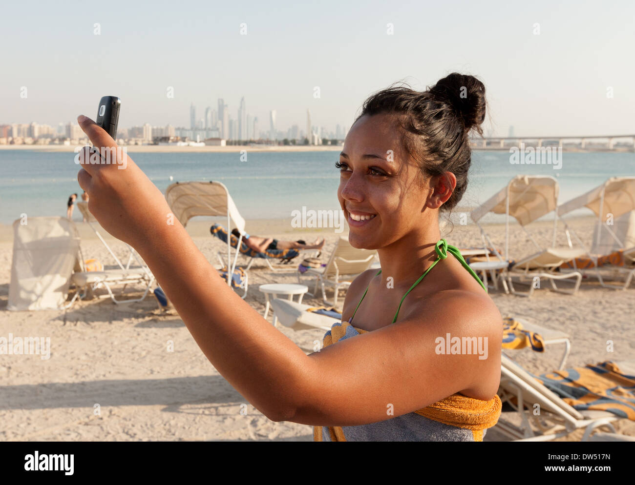 Frau, die ein Selfie Foto am Strand im Urlaub, Atlantis Hotel Strand, Dubai Vereinigte Arabische Emirate VAE Naher Osten Stockfoto