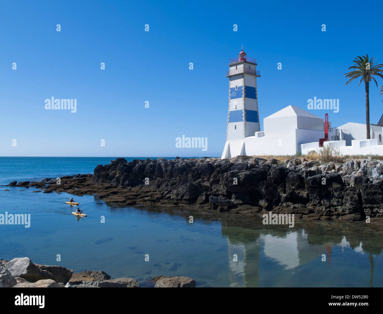 2 Kajaks mit Leuchtturm im Hintergrund Stockfoto