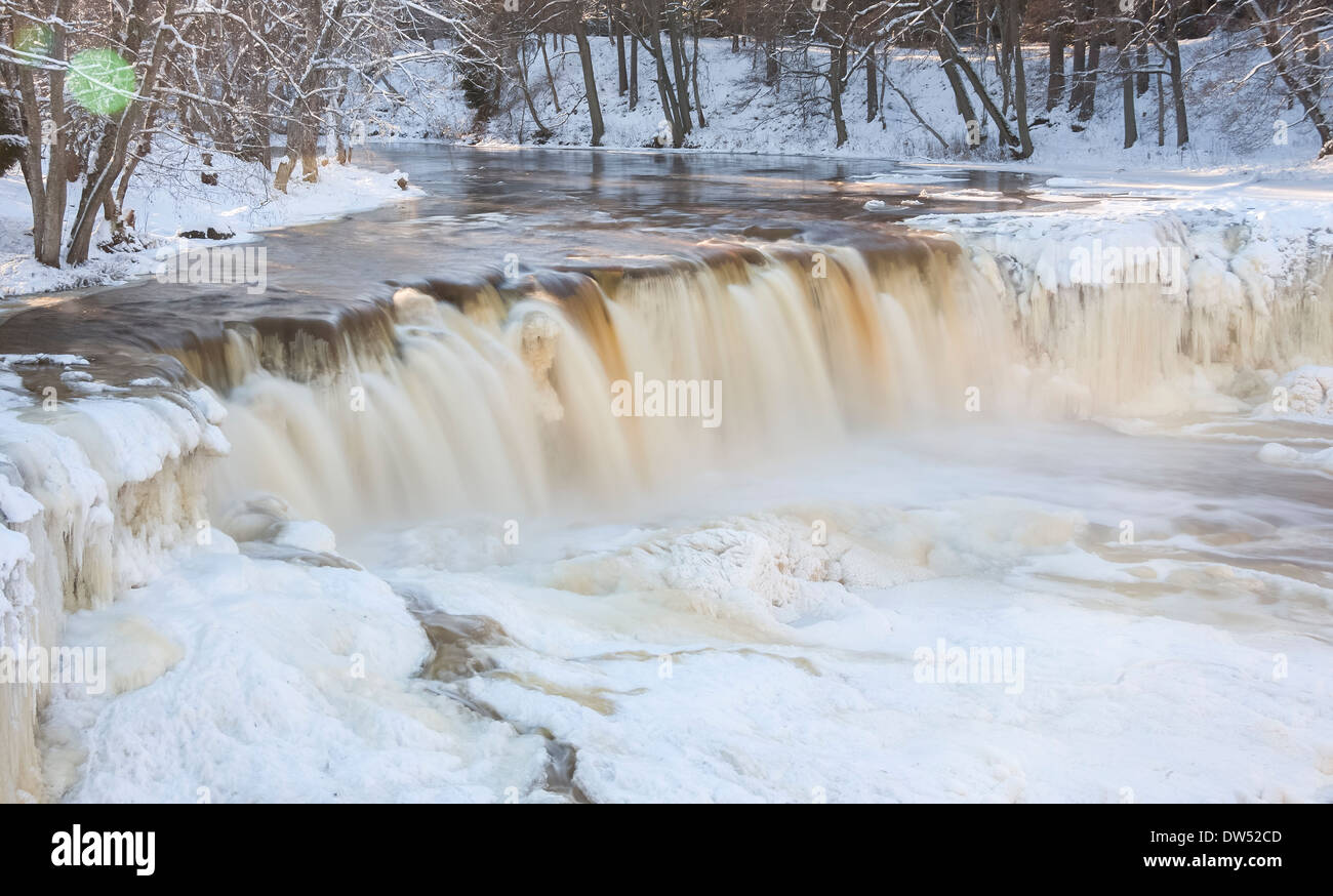 Gefrorenen Wasserfall genannt Keila Juga im Winter in Estland Stockfoto