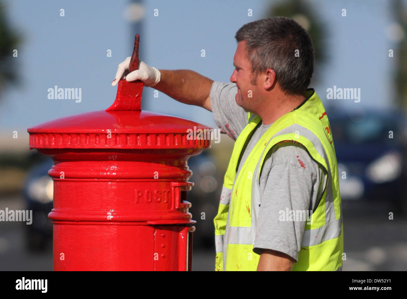 Ein Arbeiter malt eine Königliche Post-Steckbox Stockfoto