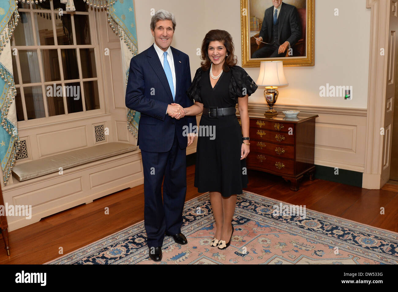 Secretary Kerry posiert für ein Foto mit Sonderbeauftragten Pandith Stockfoto