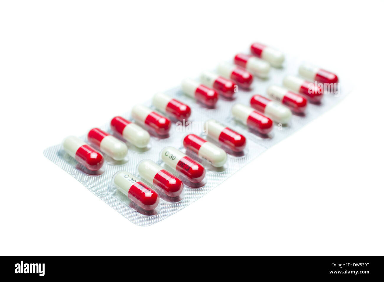 Nahaufnahme von einer Blisterverpackung mit roten und weißen Kapseln eines Schmerzmittels Paracetamol und Codein auf weißem Hintergrund Stockfoto