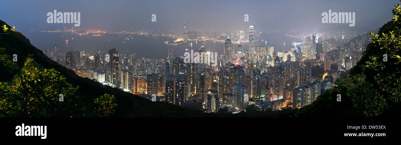 Einen Panoramablick auf Hong Kong und Kowloon in der Abenddämmerung von der Lugard Road auf den Peak. Stockfoto