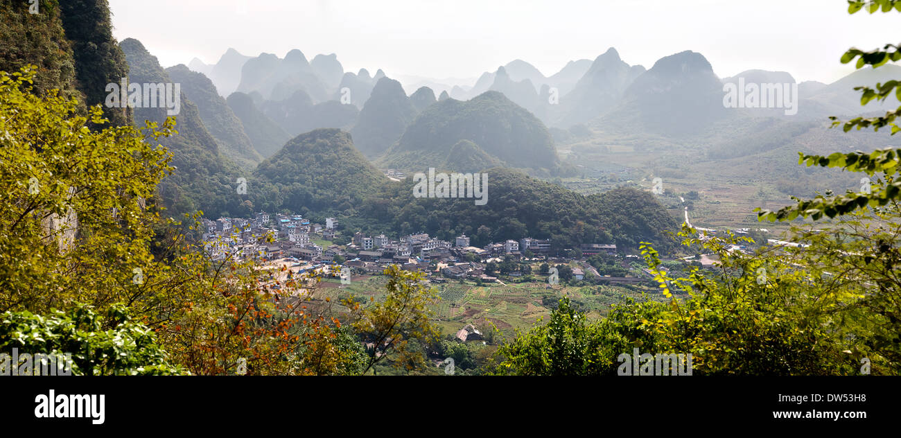 Moon Hill Village in China, mit Karstlandschaft Stockfoto