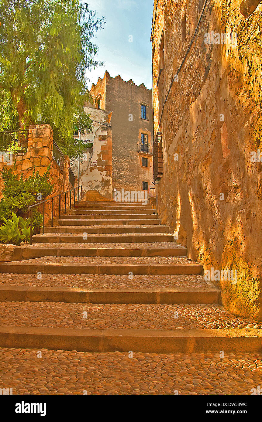 Alte Gassen und abgenutzte Treppen führen ins Herz der Altstadt und das Schloss in Altafulla Katalonien. Stockfoto