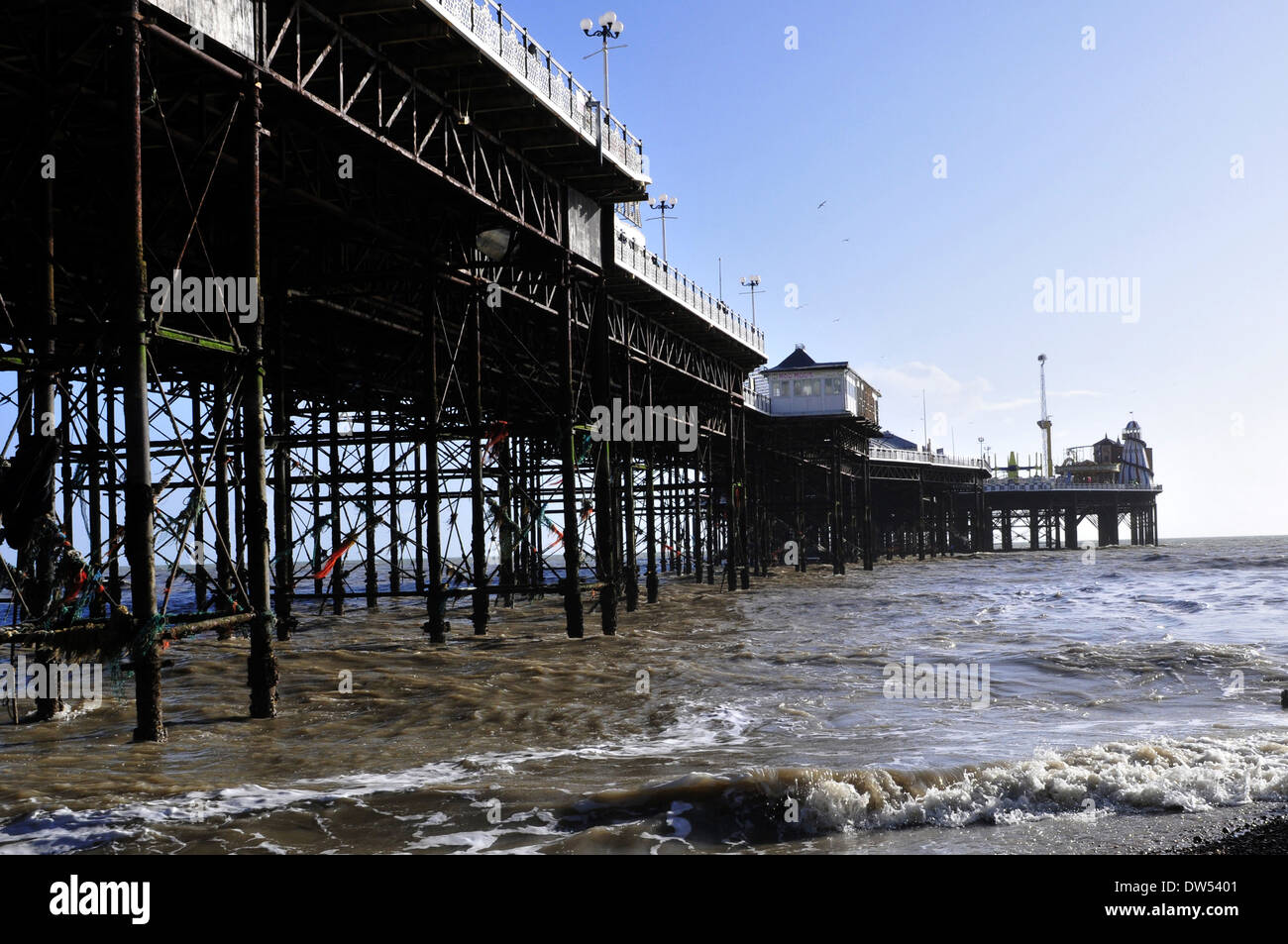 Einen niedrigeren Blick auf den Pier von Brighton, UK Stockfoto