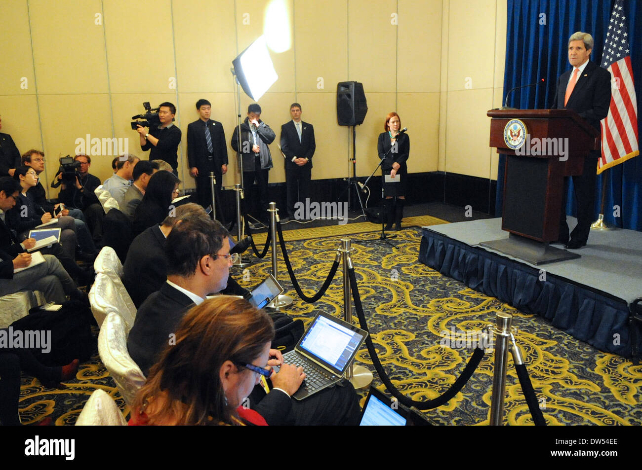 Secretary Kerry Adressen Reporter nach treffen in Peking Stockfoto